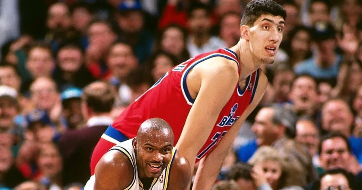 Мануте бол баскетболист рост. Эрл бойкинс баскетболист. Мануте бол баскетболист рост. Тайрон кертис "магси" богз. Маленький и большой баскетболист.