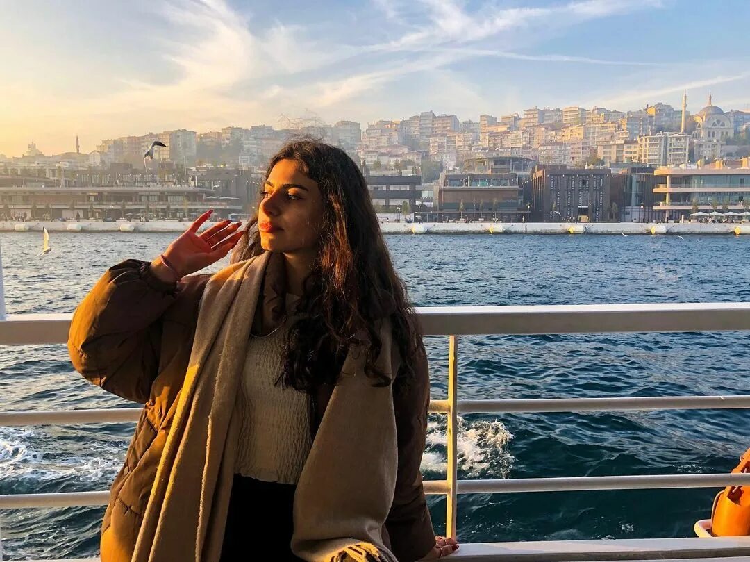 Айдан вышла на улицу. Серкан и эда сериал. Айдан вышла на улицу. Джерен из фильма постучи в мою дверь. Айдан вышла на улицу.