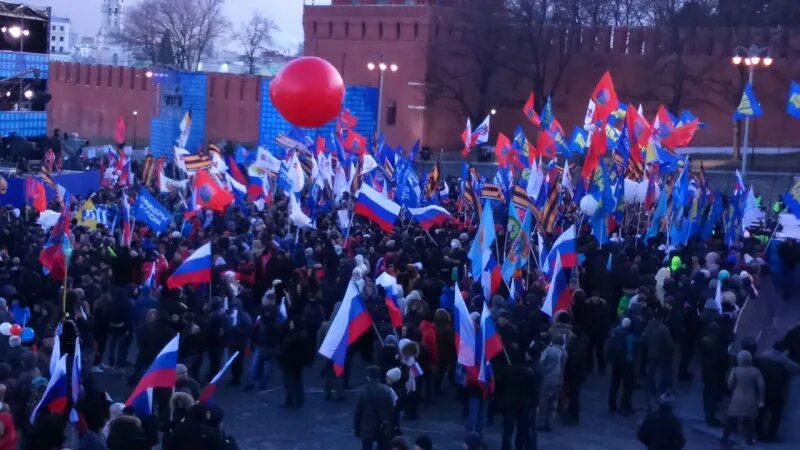 Митинг концерт мы вместе. Митинг на Васильевском спуске. Васильевский спуск Москва митинг. Участники митинга концерта