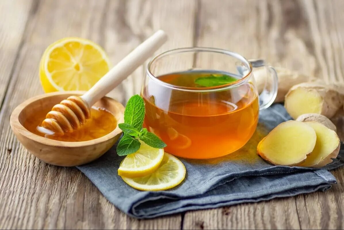Чай с лимоном и имбирем и медом. Зеленый чай лимон и мята. Чай с медом. Имбирный чай с медом. Черный чай с медом