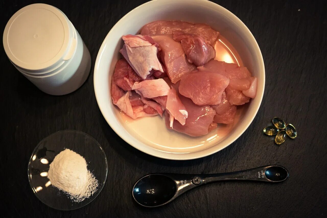 Собачка с мясной косточкой. Рубец говяжий неочищенный. Фестиваль собачьего мяса. Варить ли мясо собаке. Кормление собак.