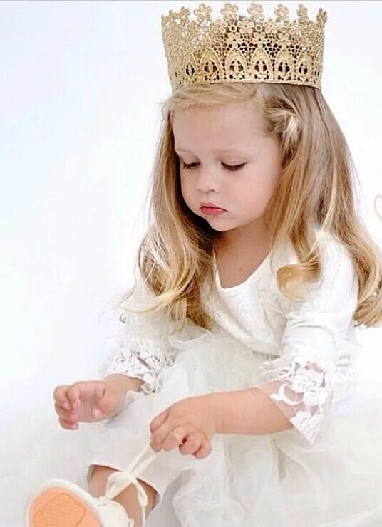 Самой маленькой принцессе. Корона для девочки. Маленькие принцессы. Прическа с короной для девочки. Маленькая девочка с короной.