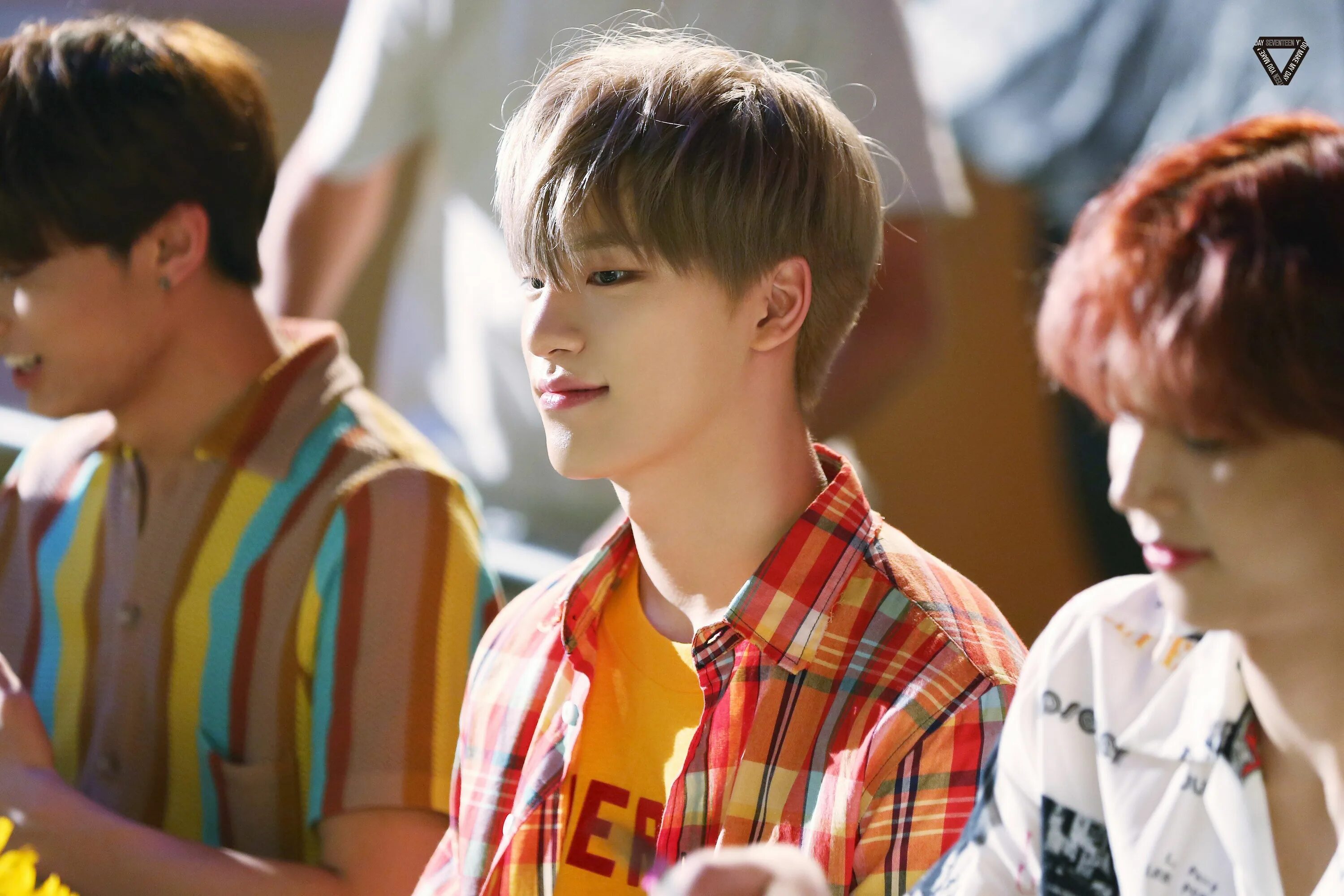 Seventeen follow again. Seventeen dino 2025. seventeen уджи. seventeen dino super. прически seventeen дино.