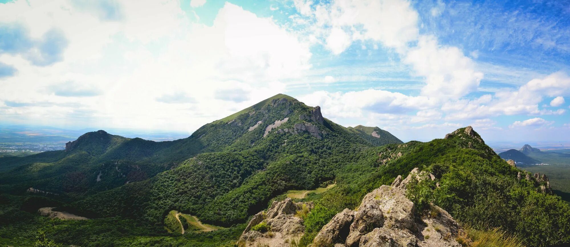 Гора бештау ставропольский край. Бештау вода минеральная. Гора бештау иноземцево. Пятигорск гора бештау машук эльбрус. Горы кавминвод.