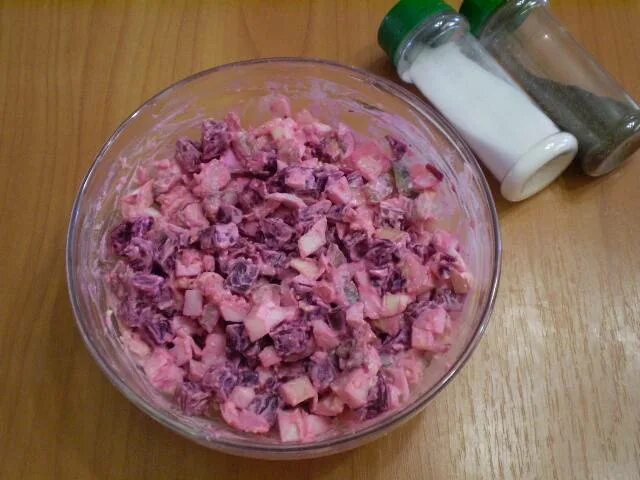 Салат со свёклой и сыром. Салат с свеклой селедкой соленым огурцом. Салат с селедкой и солеными огурцами и свеклой. Салат с свеклой селедкой соленым огурцом. Полосатый салат с сельдью и свёклой.