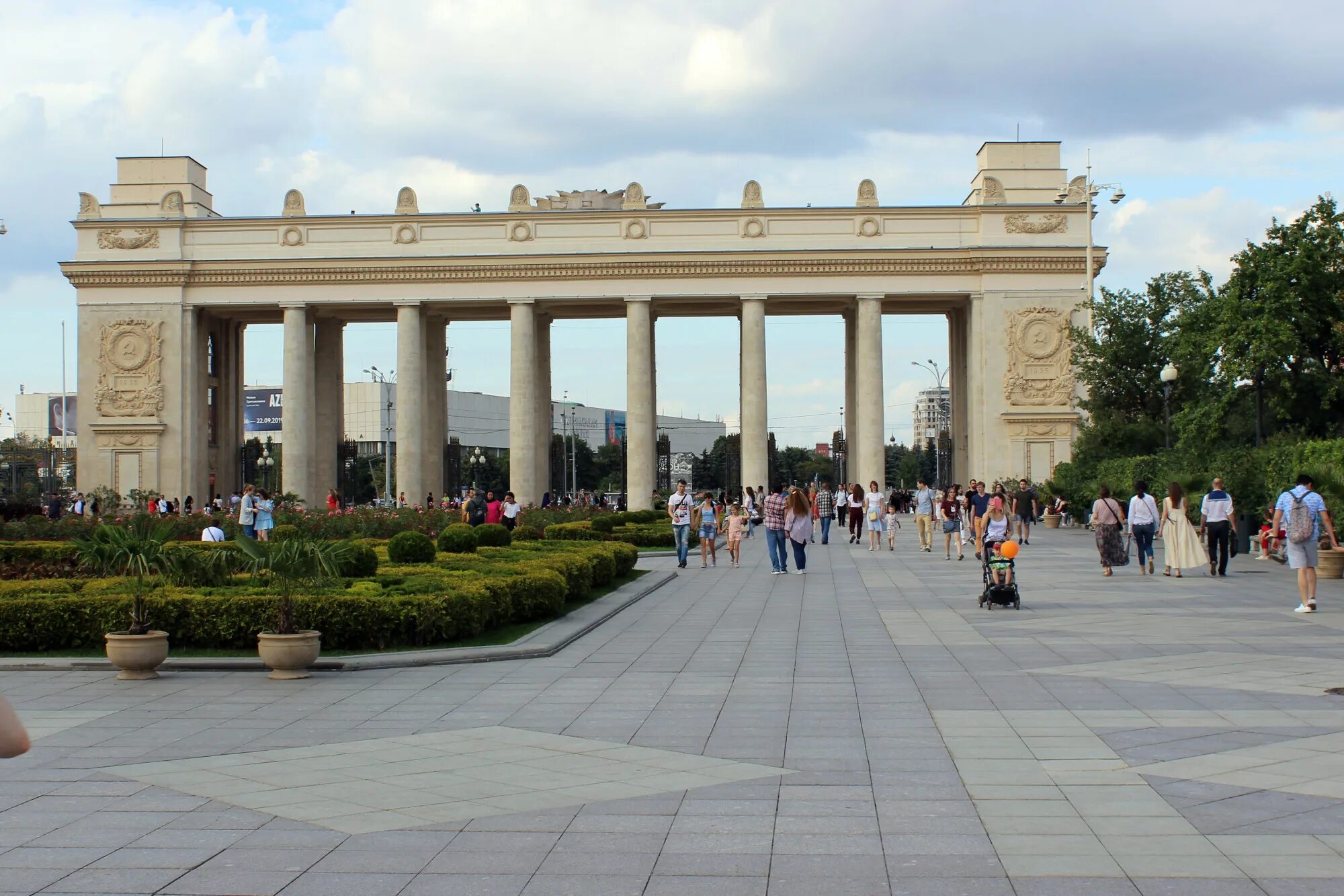 Парк горького 16. Парк культуры Горького Москва. Парк Горького арка. ЦПКИО имени Горького Москва. Ленинская площадь парк Горького.