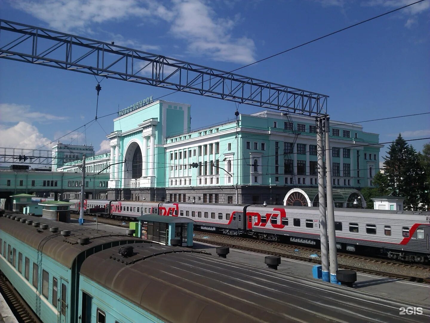 Вокзал Первомайская Новосибирск. Пригородный ЖД вокзал Новосибирск. Новосибирск вокзал поезд. Главная 2 Железнодорожный.