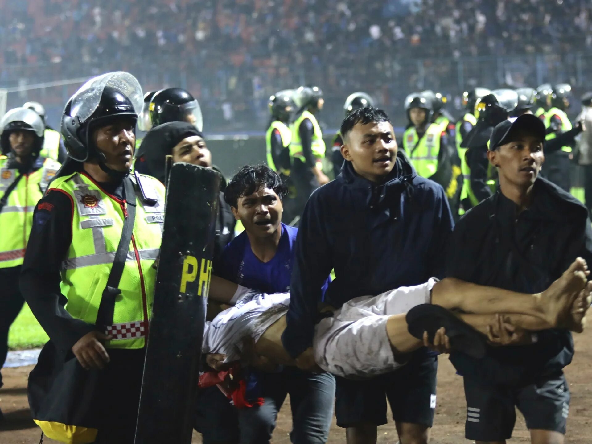 Футбол индонезия 1 я. Индонезия трагедия на стадионе. Давка футбол Индонезия. Беспорядки на стадионе в Индонезии.