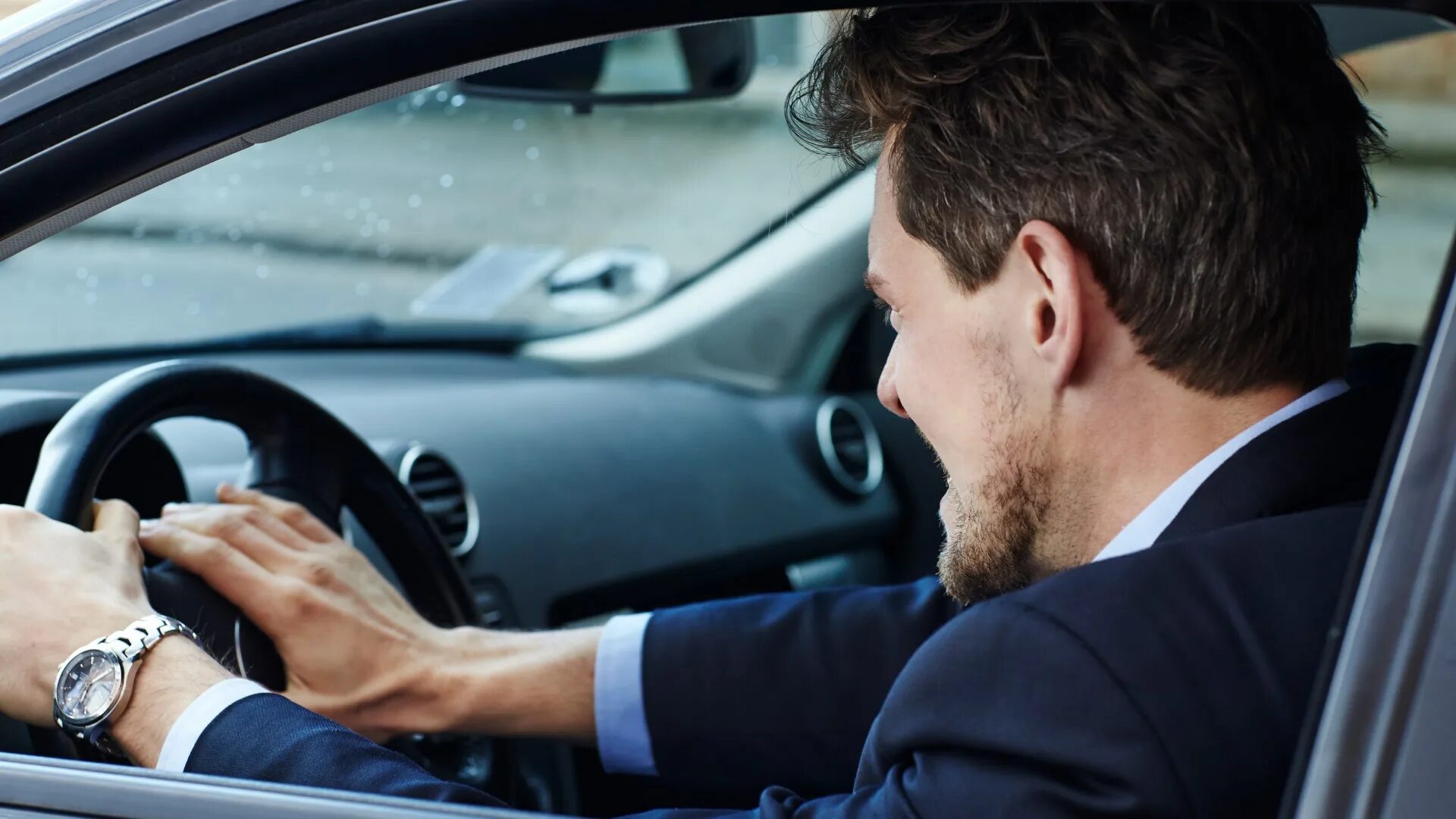 Avto driving. Водитель и автомобиль. Агрессивный стиль вождения. Водитель в машине. Манера вождения.