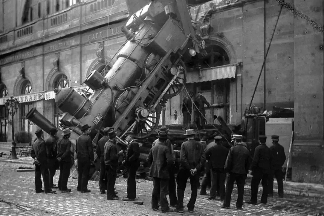 Каринторф люди. Крушение поезда на вокзале монпарнас. Поезд выпал. Крушение поезда монпарнас. Крушение монпарнас 1895.