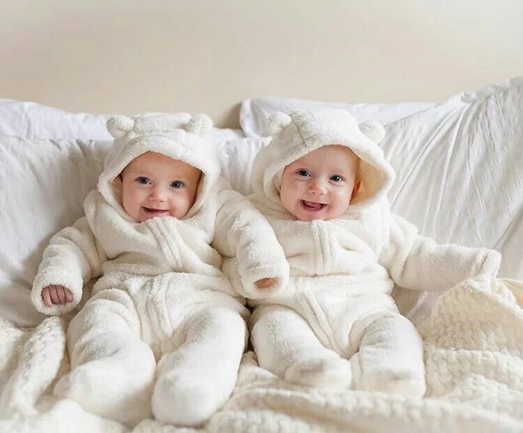 Маленькие дети много. К чему снятся дети много разных. Тройняшки младенцы. Маленькие дети много. Много детей.