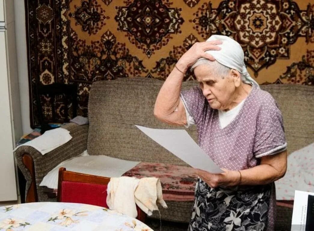 Бабушка ЖКХ. Пенсионеры пенсия. Бабушка пенсионерка. Пенсионерка с пенсией.