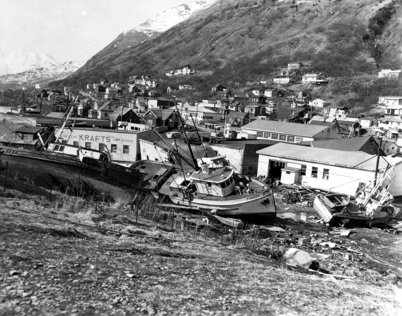 Аляска 8. ЦУНАМИ 1958 года на Аляске. Землетрясение на Аляске 1964. ЦУНАМИ Северо-Курильск 1952. ЦУНАМИ на Аляске 1964.