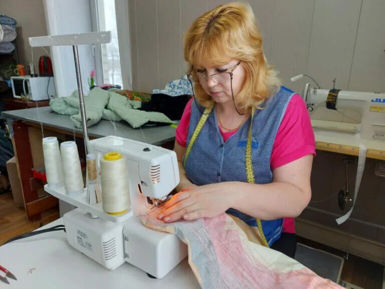 Дизайнер одежды. Покупатели в магазине одежды. Дизайнер фото для детей. Пошив женской одежды. Продавец сукна.