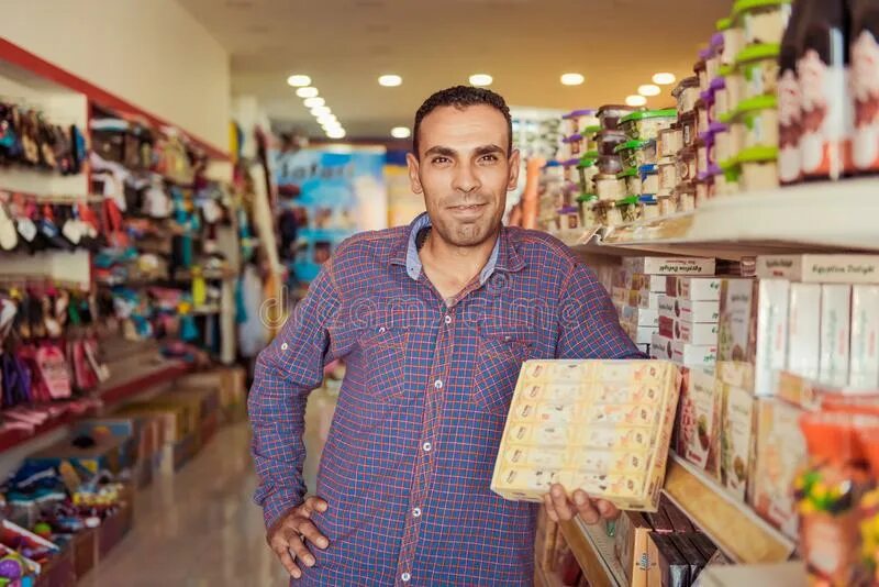 Грузчик с мешком. Человек несет мешок. Вынос мусора в пакетах. Грузчики цемент. Человек в строительном магазине.