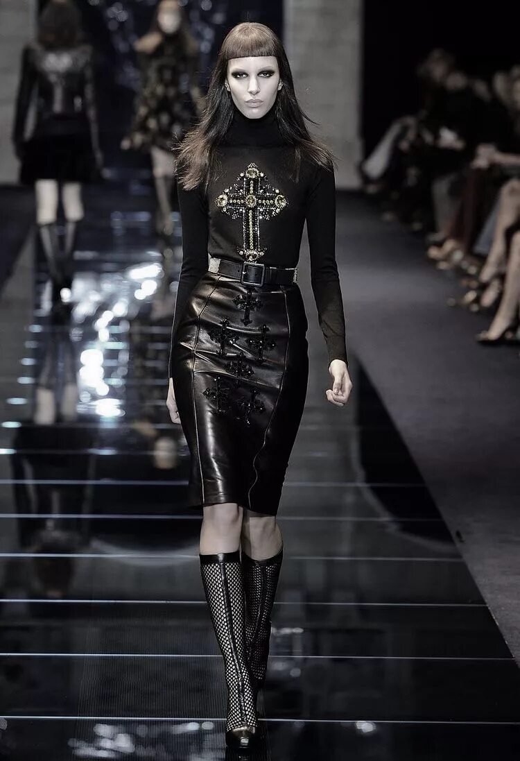 Темно мода. Goth style высокая мода. готика 2025 мода. версаче готика. готическая мода современная.
