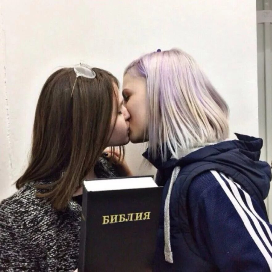 2 лесбухи. Подружки ЛГБТ. ЛГБТ девушки поцелуй. Две девочки ЛГБТ. Две подруги сохраненки.