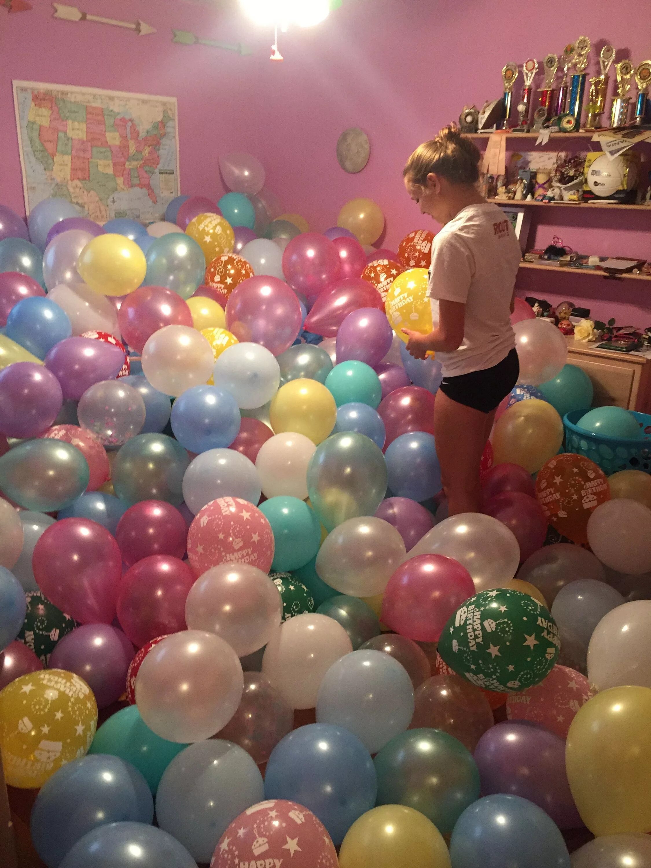 Шары в комнате. Комната с шарами. Комната с шариками на день рождения. Воздушные шары в комнате. Сюрпризы в домашних условиях
