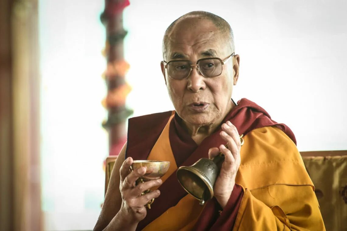 Какую роль для буддистов играет далай лама. Далай лама в россии. Далай-лама xiv данзан жамсо. Далай лама 2020. Какую роль для буддистов играет далай лама.