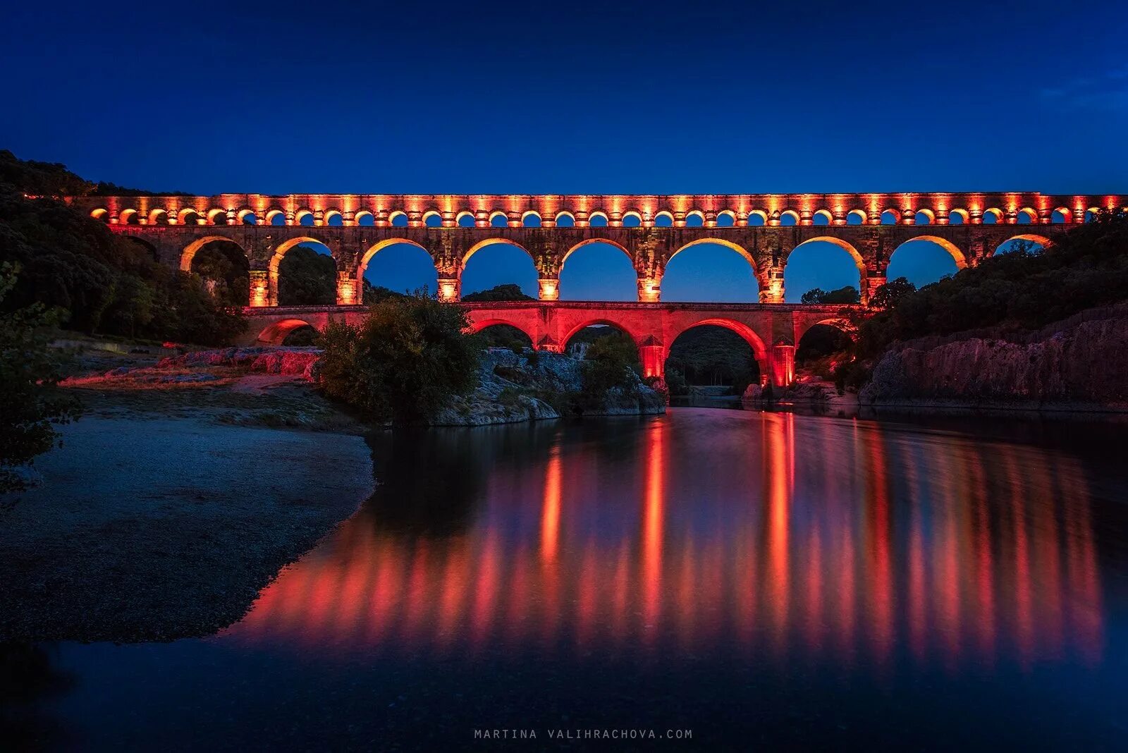 Пон вид. Пон-дю-гар Франция. Мост Пон дю гар во Франции. Римский акведук во Франции. Гардский мост Пон-дю-гар.