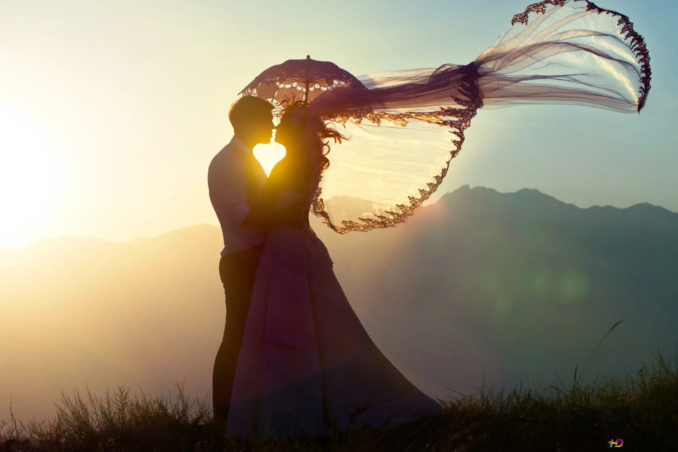 Три слова судьбы. Три слова судьбы. Влюбленные в солнечных лучах. Связать душу с одним человеком а судьбу с другим. Судьба очень удобное слово для тех кто.