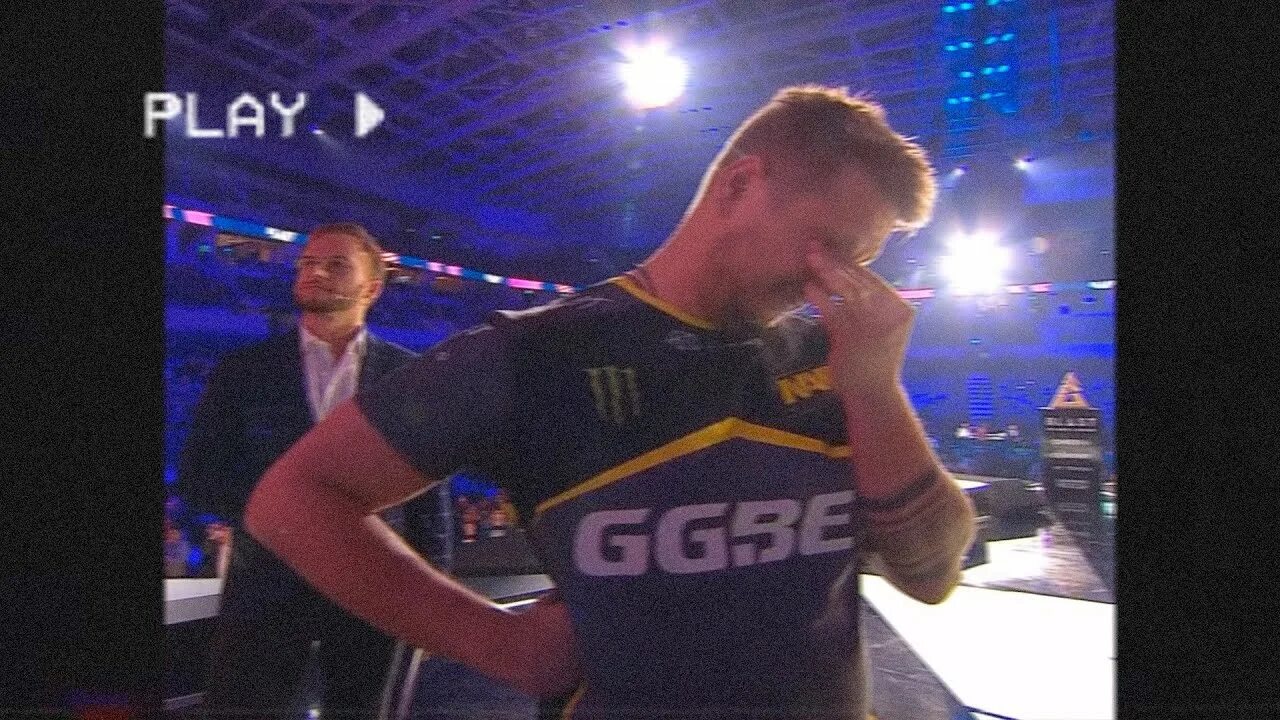Кто такой зевс из монако. Зевс кс го. даня зевс мажор. zeus cs go плачет. зевс ксго плачет.