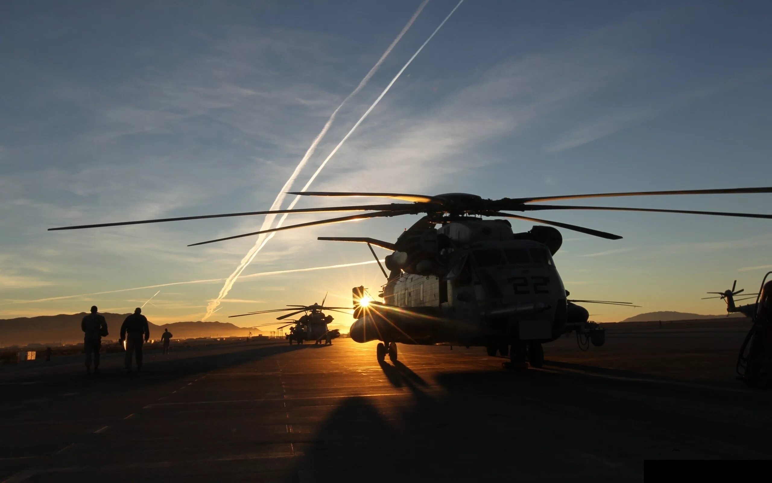 Вертолет самолет человек. Sikorsky Ch-53e super Stallion. Sikorsky MH-53. Sikorsky Ch-53 Sea Stallion. Ми 8.