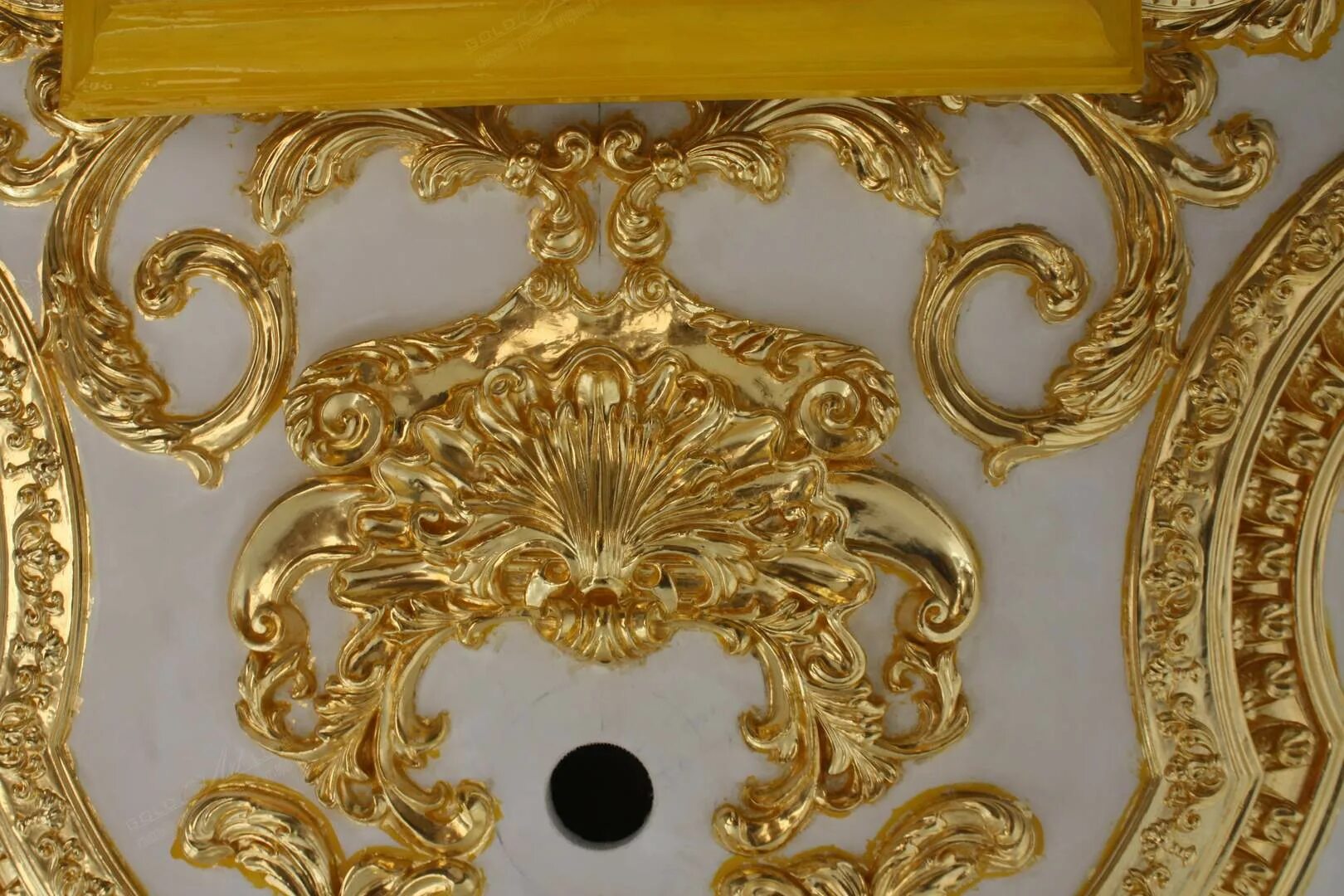 Как выглядит позолота. Лепнина с позолотой. Как выглядит позолота. Золочение сусальным золотом технология. Патина сусальное золото.