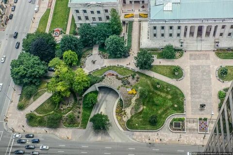 Дом со сквером