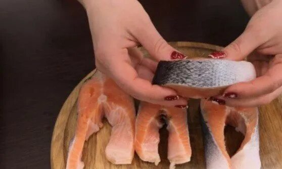 Рыба кожура. Горбуша порезанная на стейки. Нож для нарезки стейков из рыбы. Порезать кету на стейки.