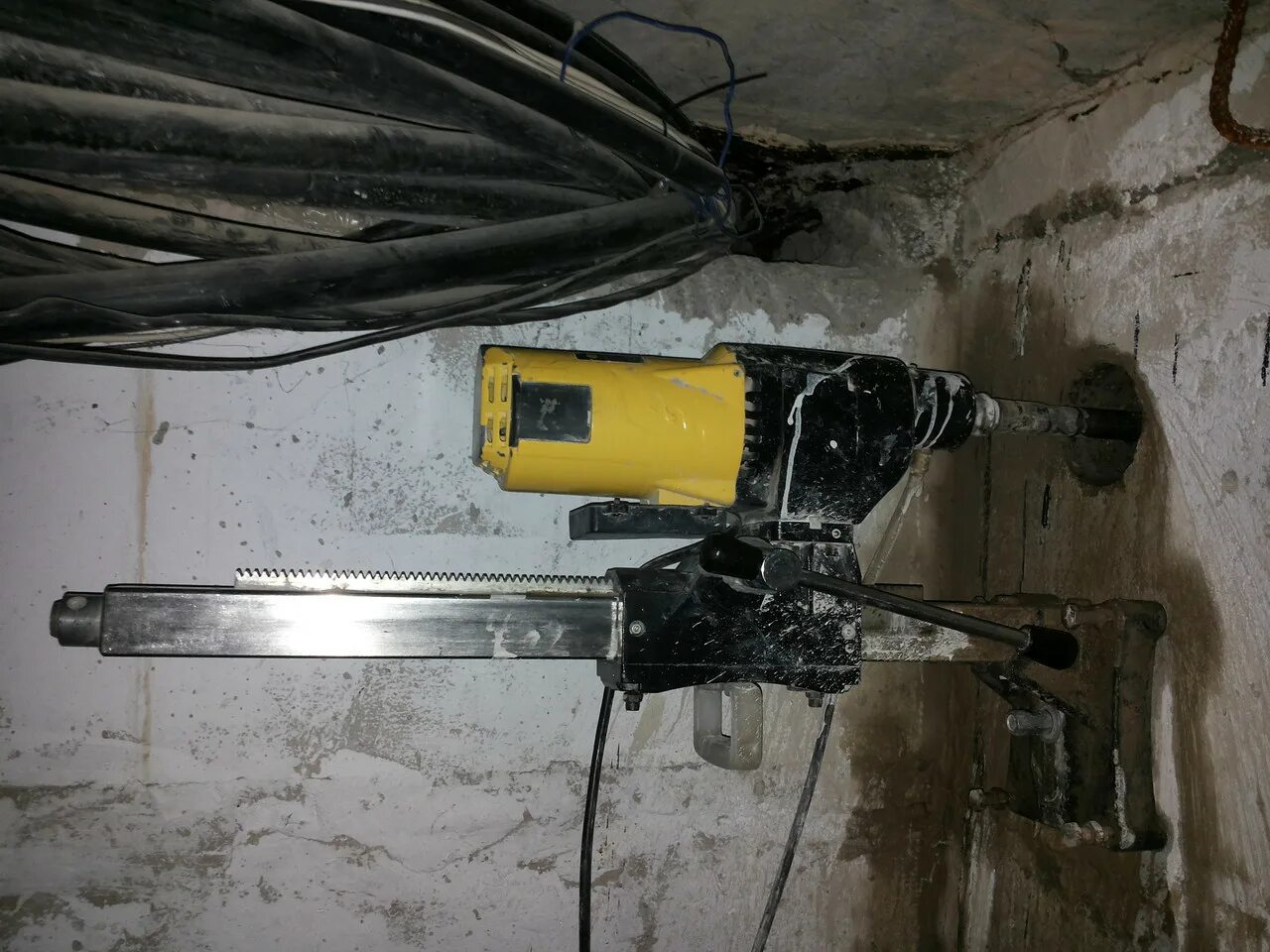 Сверлить перекрытие. Алмазное сверление бетона под котёл. Сверлить перекрытие. Сверлить перекрытие. Отверстие в кирпичной стене 130 мм.