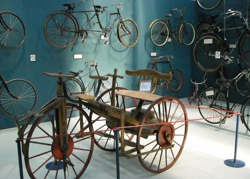 Музей велосипедов. Музей велосипедов в Петергофе. Музей старинных велосипедов. Старинный велосипед. Раритетные велосипеды.