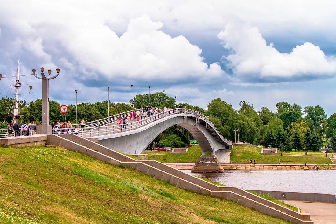 Где начинается мост. Кремлевский мост Великий Новгород. Пешеходный мост Великий Новгород. Горбатый мост Великий Новгород. Мост через Волхов Великий Новгород.