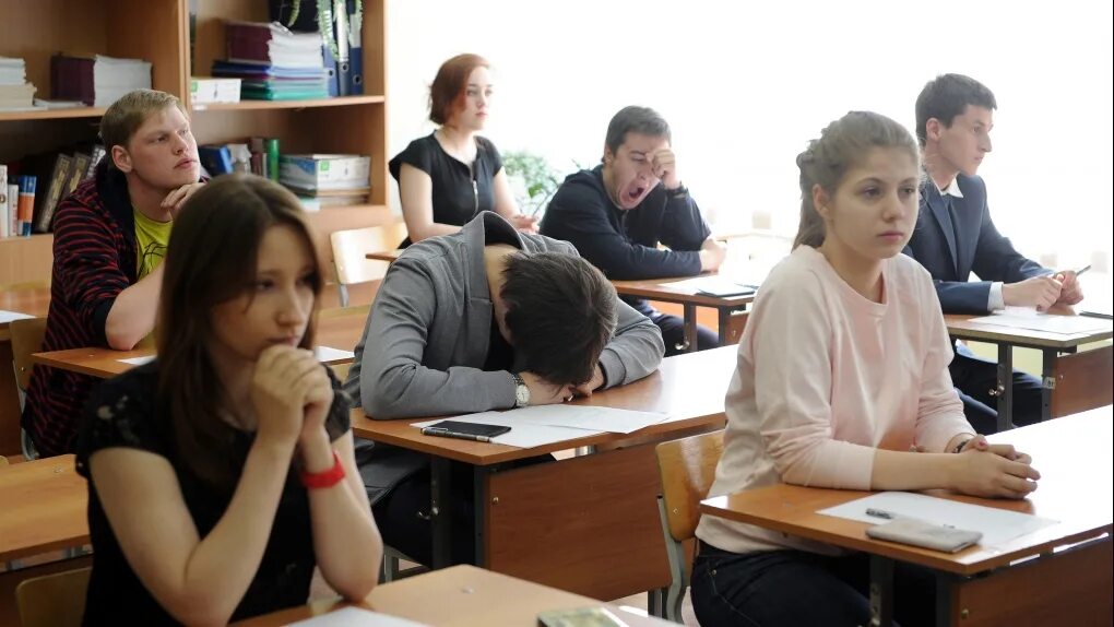 В школе 10 учеников. Класс с учениками. Школьники в школе. Безопасность учащихся фото. Старшеклассники на уроке.
