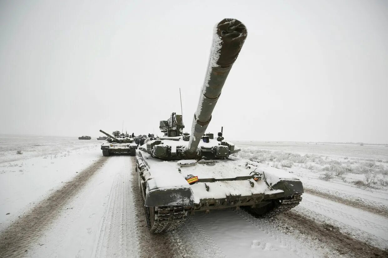 Т б снежная. Т 72 на снегу. Российский танк зимой. Танк т 72 зимой. Вс РФ на Украине танки зима.