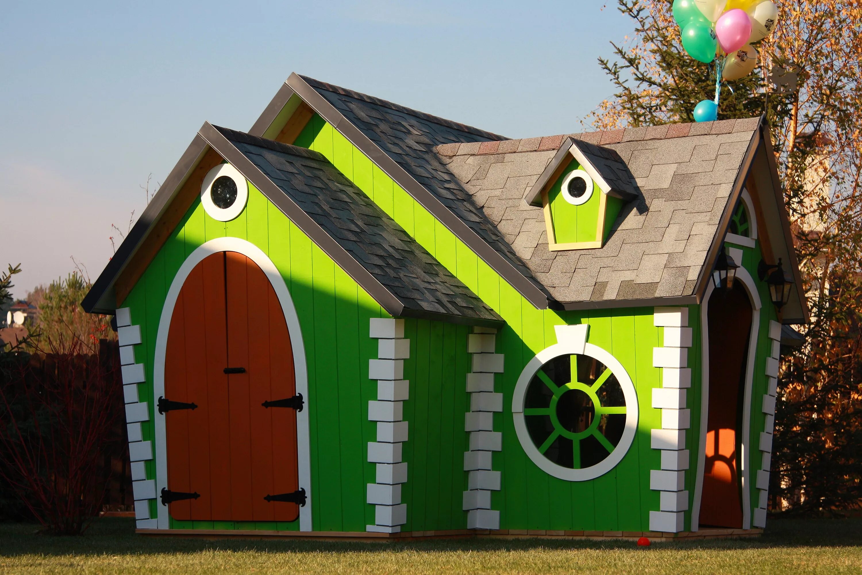 Роспись дачного домика. Роспись фасада частного дома. Как раскрасить дом. Как раскрасить дом. Расписные фасады домов.