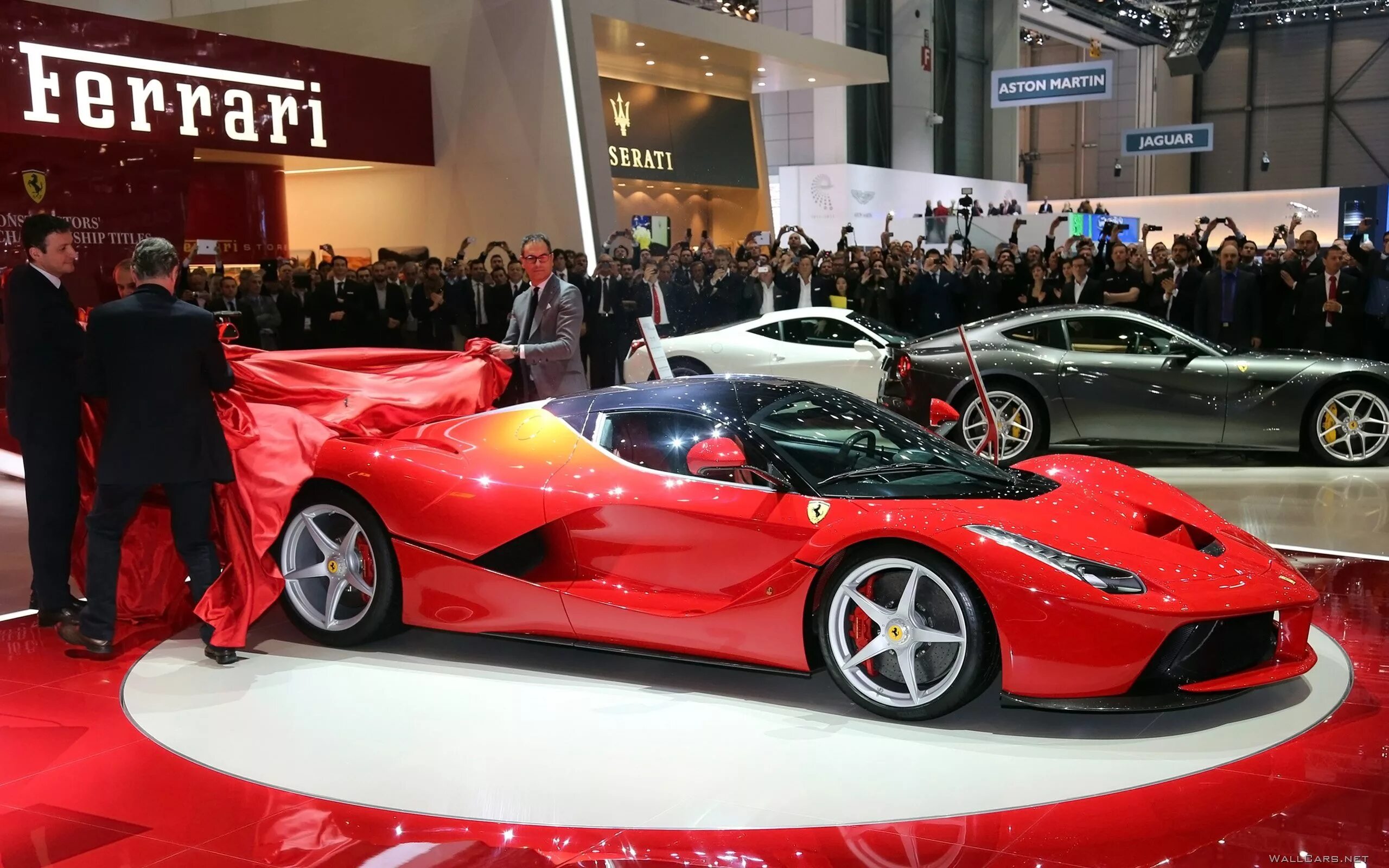 Ferrari 200. Авто фестивали в благовещенске. Ferrari laferrari. Порше и феррари. Феррари в сочи.