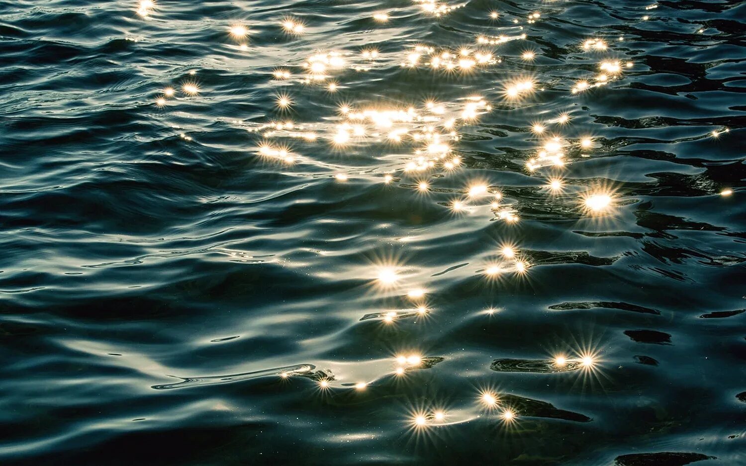 Блики на воде. Блики солнца на воде. Солнечные блики на воде. Гладь воды. Вода едва блестела в реке