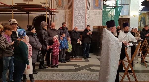 На отпевание в церковь в брюках