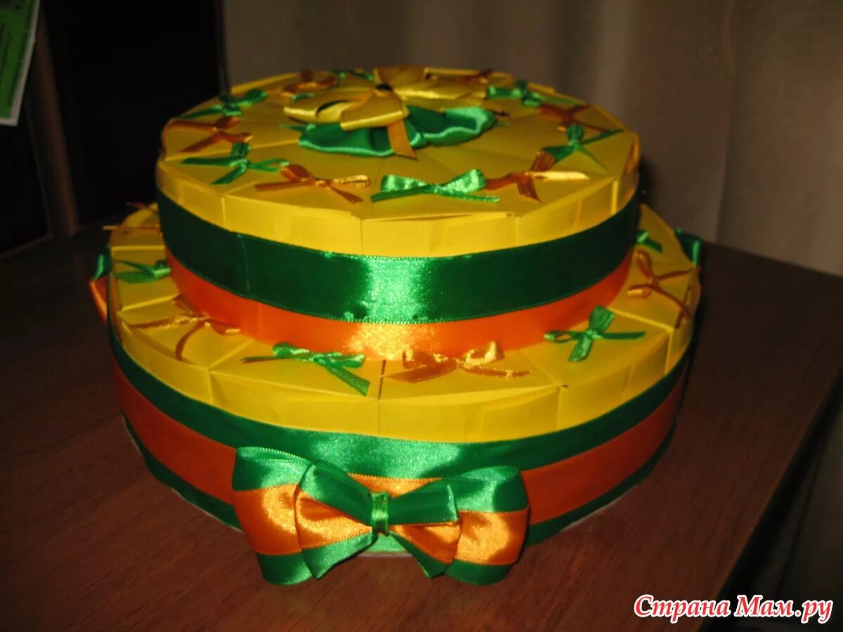 Букет из туалетной бумаги. Поделка торт из бумаги для детей. Поделка торт. Торт из конфет своими руками. Подарочный торт из баночек для мальчика.