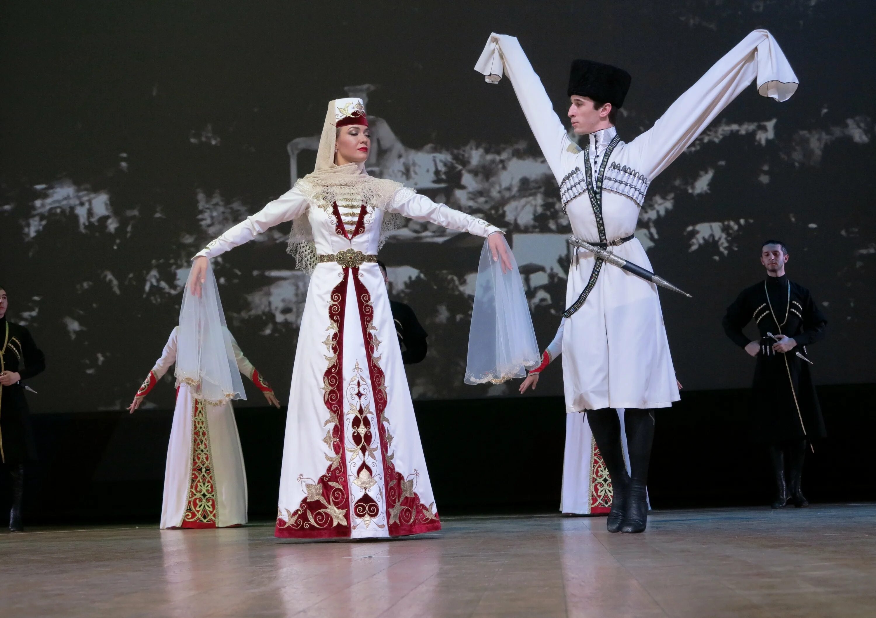 Северная Осетия национальный костюм. Осетины осетины национальный костюм. Национальная одежда Северной Осетии. Южная Осетия национальный костюм.