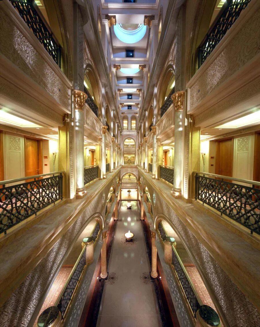 Luxury much. Emirates Palace в Абу-Даби. Отель-дворец Emirates Palace. Emirates Palace 5 в Абу-Даби. Дворец Султана Брунея.