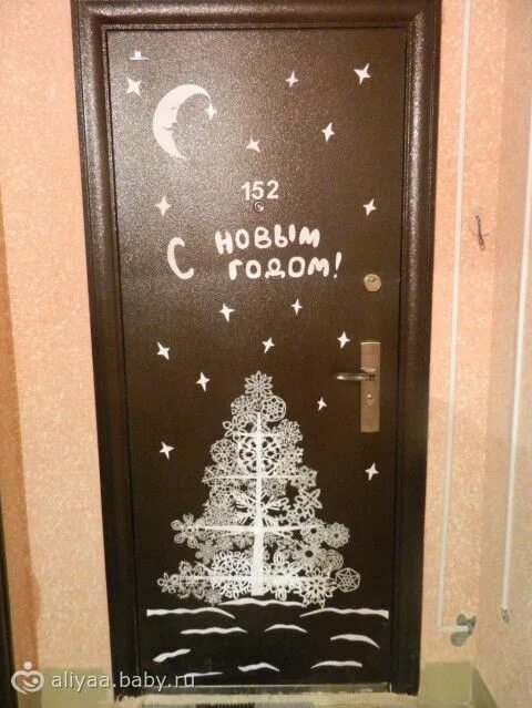 Как украсить входную дверь в подъезде. Украшение входной двери на новый год в квартире. украсить входную дверь к новому году. украшение двери на новый год снежинками. украсить дверь в подьездек новому году.
