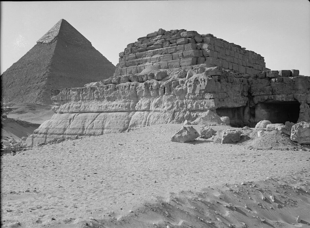 Древности 4 букв. Пирамида Хенткаус. Пирамида Хенткаус Эль-Гиза. Гробница Хенткаус. Древний Египет.