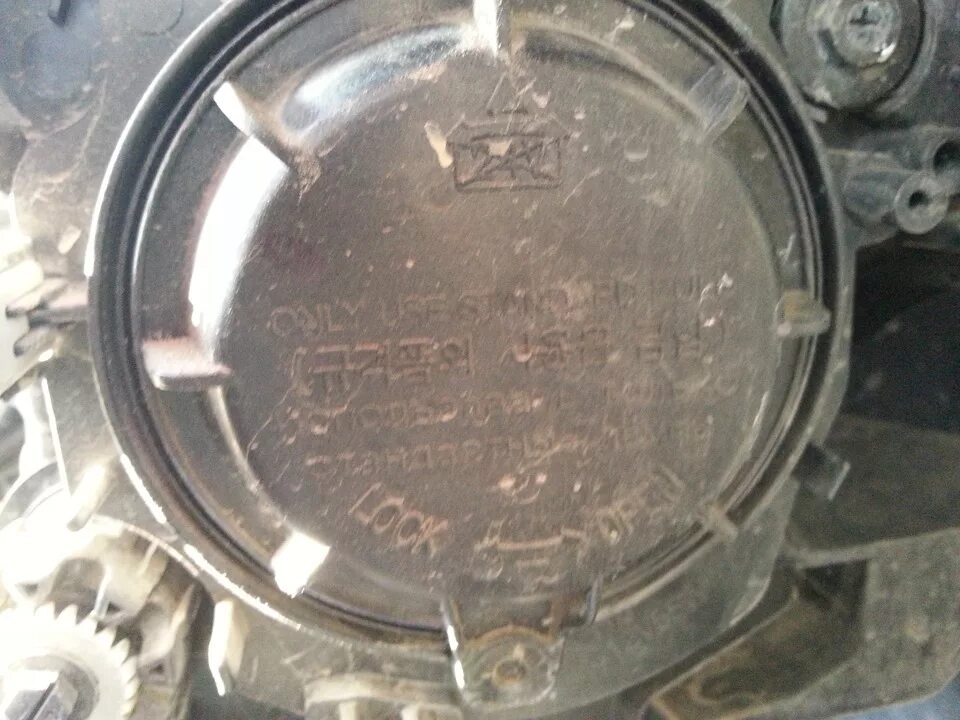 2007 лампа ближнего света. Митсубиси аутлендер как поменять лампочку ближнего. Разъем лампы ближнего света mitsubishi outlander 3. Крышка лампы ближнего света lc200. Лампа ближнего света аутлендер 3.