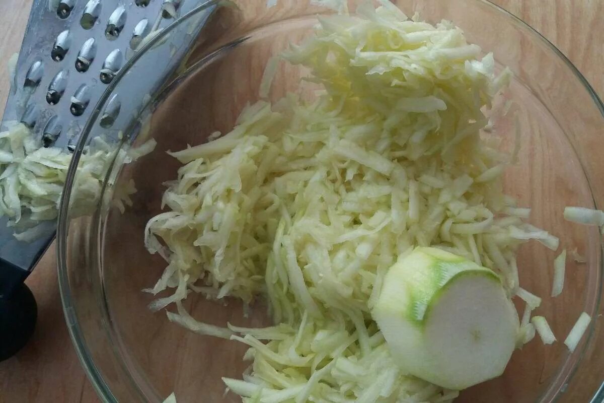 Тертые кабачки. Сыр на крупной терке. Кабачок натереть на терке. Огурец на крупной терке. Натертые кабачки.