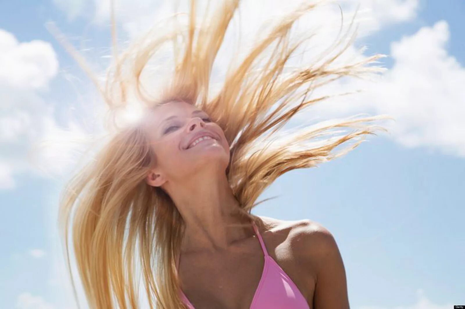 Волосы летом. Девушка с развевающимися волосами. Развивающиеся волосы. Волосы на солнце.