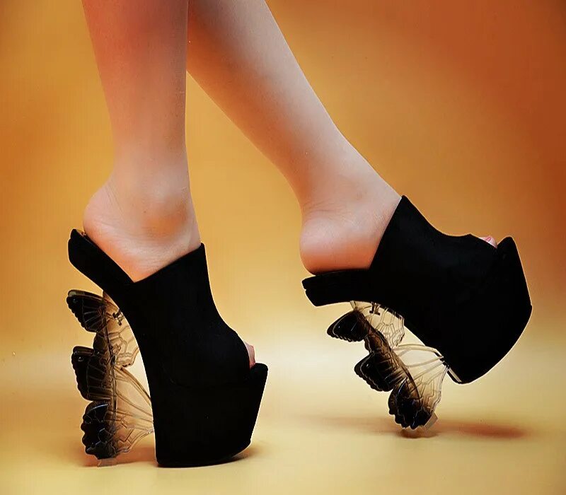 Подошва каблука обуви. Необычная обувь. Необычные туфли. Туфли на необычной платформе. Женская обувь на каблуке.