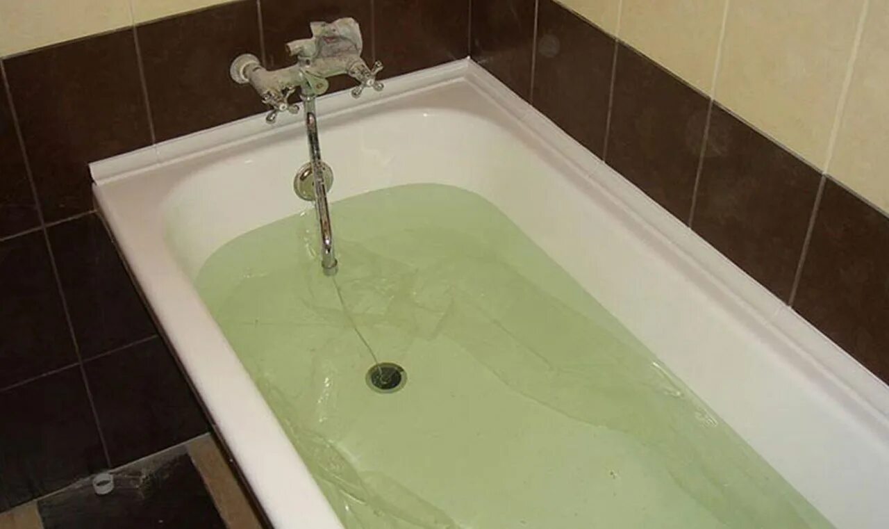Ванна наполненная водой. Ванна наполненная водой. Ванна наполненная водой. Ванная вода огромная. Ванная наполненная водой.