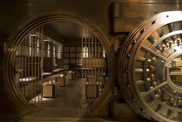 банковский сейф. артефакт mass effect. дверь банковского хранилища. бальтазар николас кейдж. хранилище бальтазара.